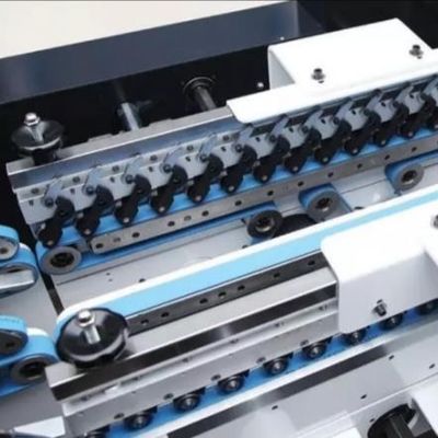 Pequeña máquina acanalada automática de la fabricación de cajas del papel de la cartulina del cartón nuevos 2021